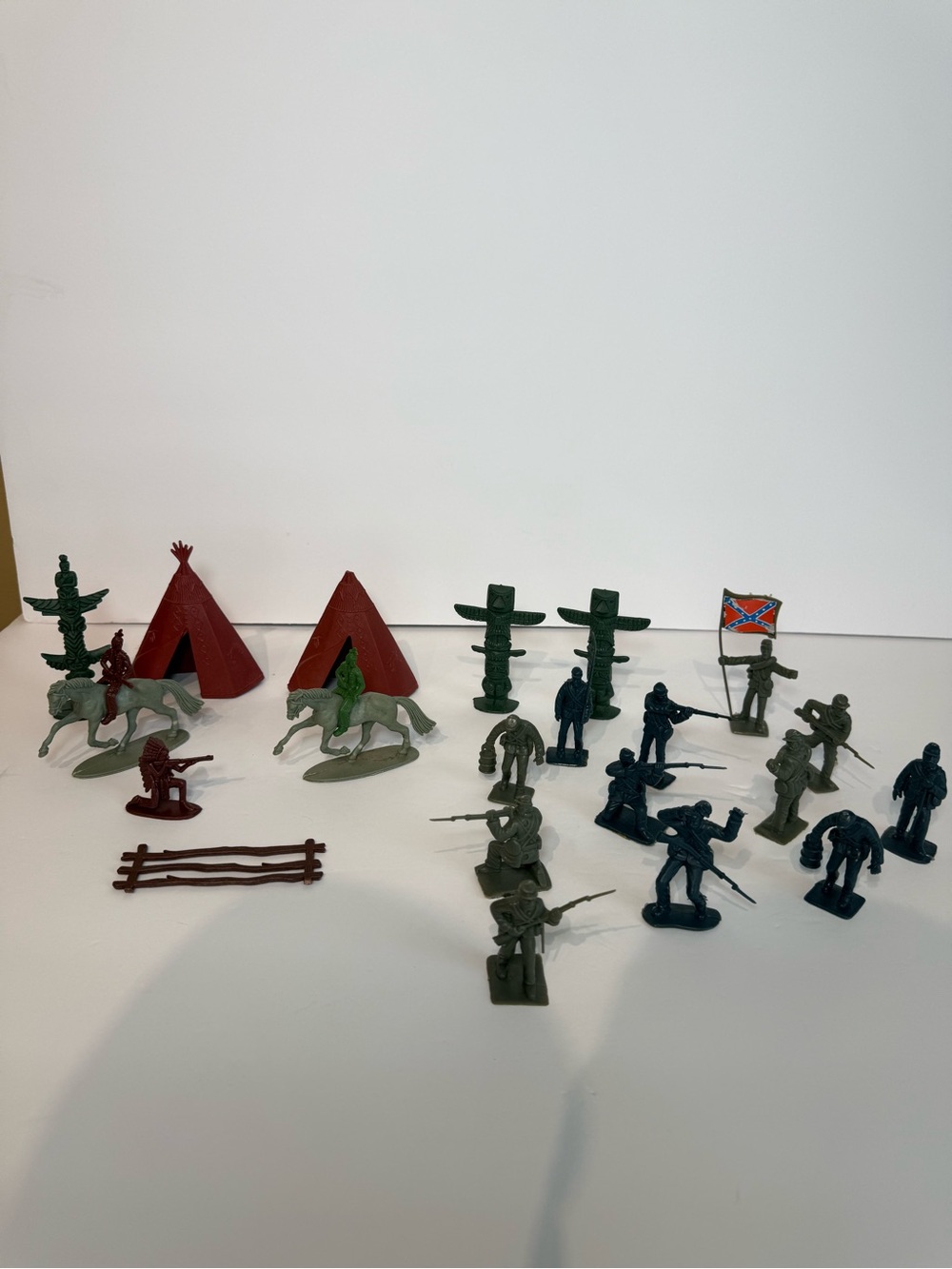 23 Piece Civil War / Indian Plastic Figures